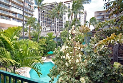 Great Family Vacay Begins! Pool View Unit for 4 Guests, Walk to the Beach