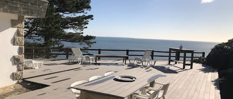 Terrasse accessible du salon et de la cuisine avec bar et chaises longues