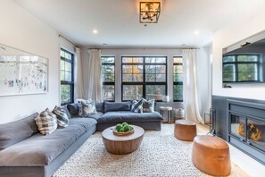 Les Eaux 215-6/Cozy & stylish condo