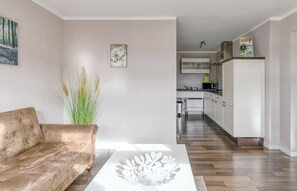 Wohnzimmer mit Blick auf die Küchenzeile