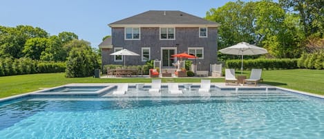 House/pool/back yard