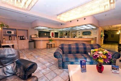 ULTIMATE PERFECT GETAWAY! Beautiful Unit! Parking and Pool