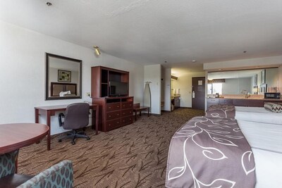 AMAZING VIEW! ONE COMFY UNIT! COMPLETE WITH SPA, POOL, HOT-TUB