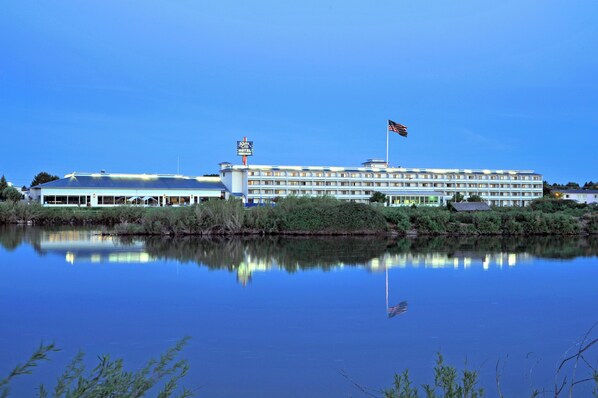 Just off the banks of the Snake River and 1.6 km from the Museum of Idaho