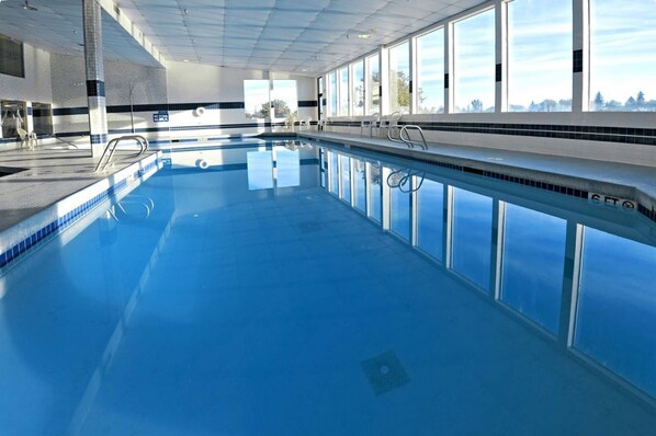 Huge swimming pool, there’s enough room for the whole party!