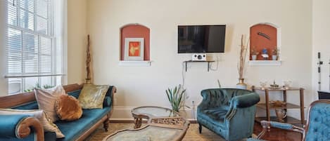 Living Room Seating for 5 with a Smart TV