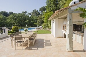 Terrace with out-door kitchen and pizza oven.