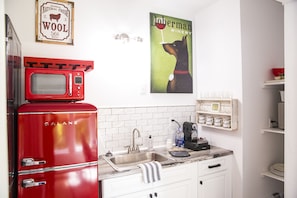 The  kitchenette includes a washer/dryer,  fridge/freezer, toaster oven & coffee