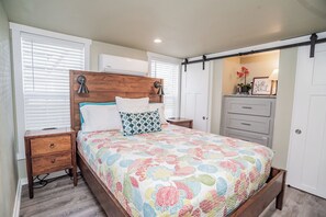 Queen bedroom w/ Winkbed premium mattress