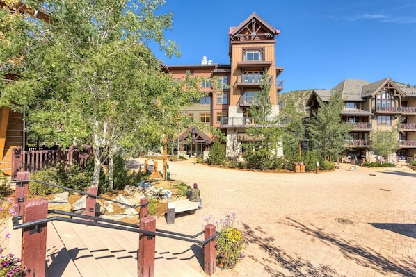 Just a short stroll over to the Elk Camp Gondola from your condo at Capitol Peak Building A, in the heart of the village.