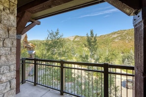 Any time of year you will appreciate the view of the surrounding mountains from the comfort of this vacation rental.