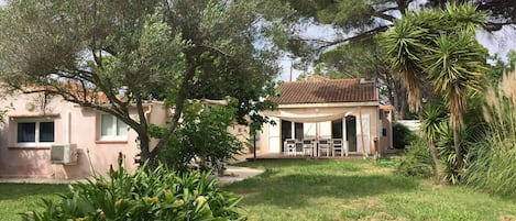 Depuis le jardin : l’annexe à gauche, la maison principale à droite
