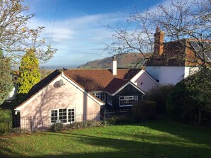 Maxwelton, Porlock  3 bed holiday cottage, dog friendly garden with sea views