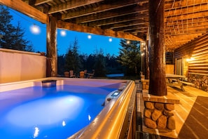 Enjoy beautiful evenings and days out in the Hot Tub on the Lower-Level patio.