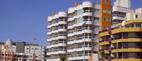 Fachada do Edificio Carambei frente para a praia