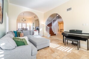 Leisure Activities, Piano, Grand Piano, Indoors, Living Room