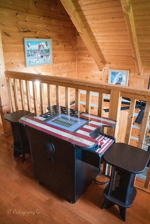 Indoors,Hardwood,Furniture,Table,House