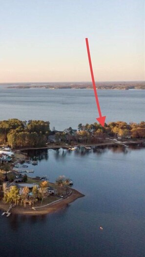 Beautiful yard on a point surrounded by deep water. Convenient to Murray dam 