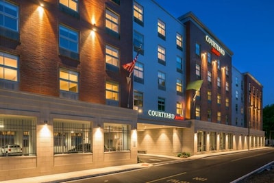 Courtyard by Marriott Edgewater/NYC Area - Stylish & Comfortable