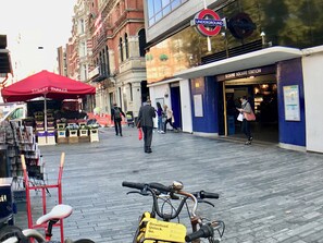 Sloane Square tube, heart of Chelsea is just a 12 minute walk from your doorstep