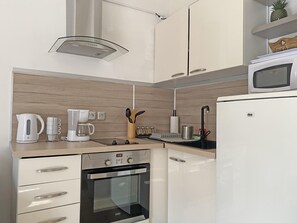 Holiday rental MOURIÈS cottage for rent 6 people kitchen