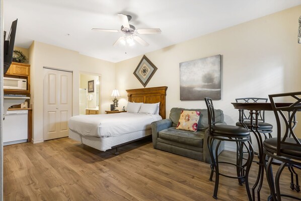 Queen Suite with Sitting Area - Sofa Bed