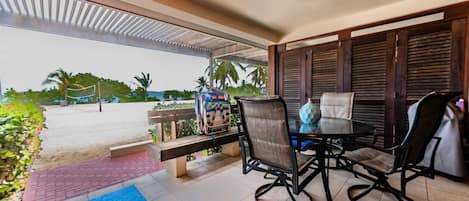 Patio steps to white sandy beaches and turquoise water/Dining for 4 & grill


