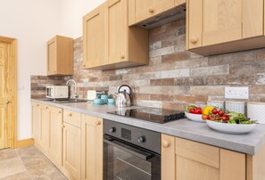 Ground floor: Well-equipped kitchen