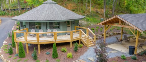 Area to the right is a common gazebo area for all treehouse guests