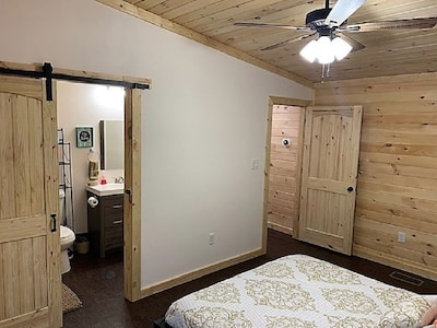 NEW!! 2 bedroom cabin located in Denison, TX!