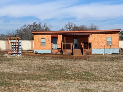 NEW!! 2 bedroom cabin located in Denison, TX!