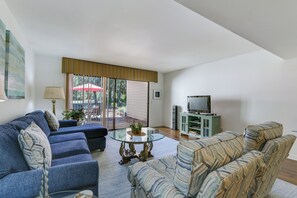 Living Room | Central Air Conditioning/Heat | Free WiFi | Smart TV