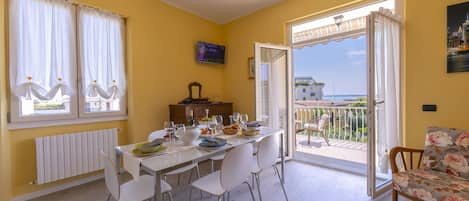 Il tavolo da pranzo con il balcone sullo sfondo