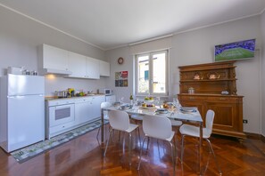 The living room with kitchen and dinner table