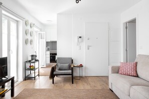 Stylish and bright lounge with 3 big windows and an open kitchen