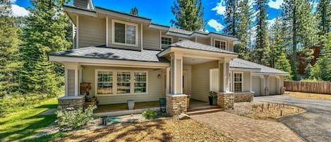 Luxury Home on the river and close to skiing Kirkwood Sierra at Tahoe and Heavenly! Large yard open space for the family!