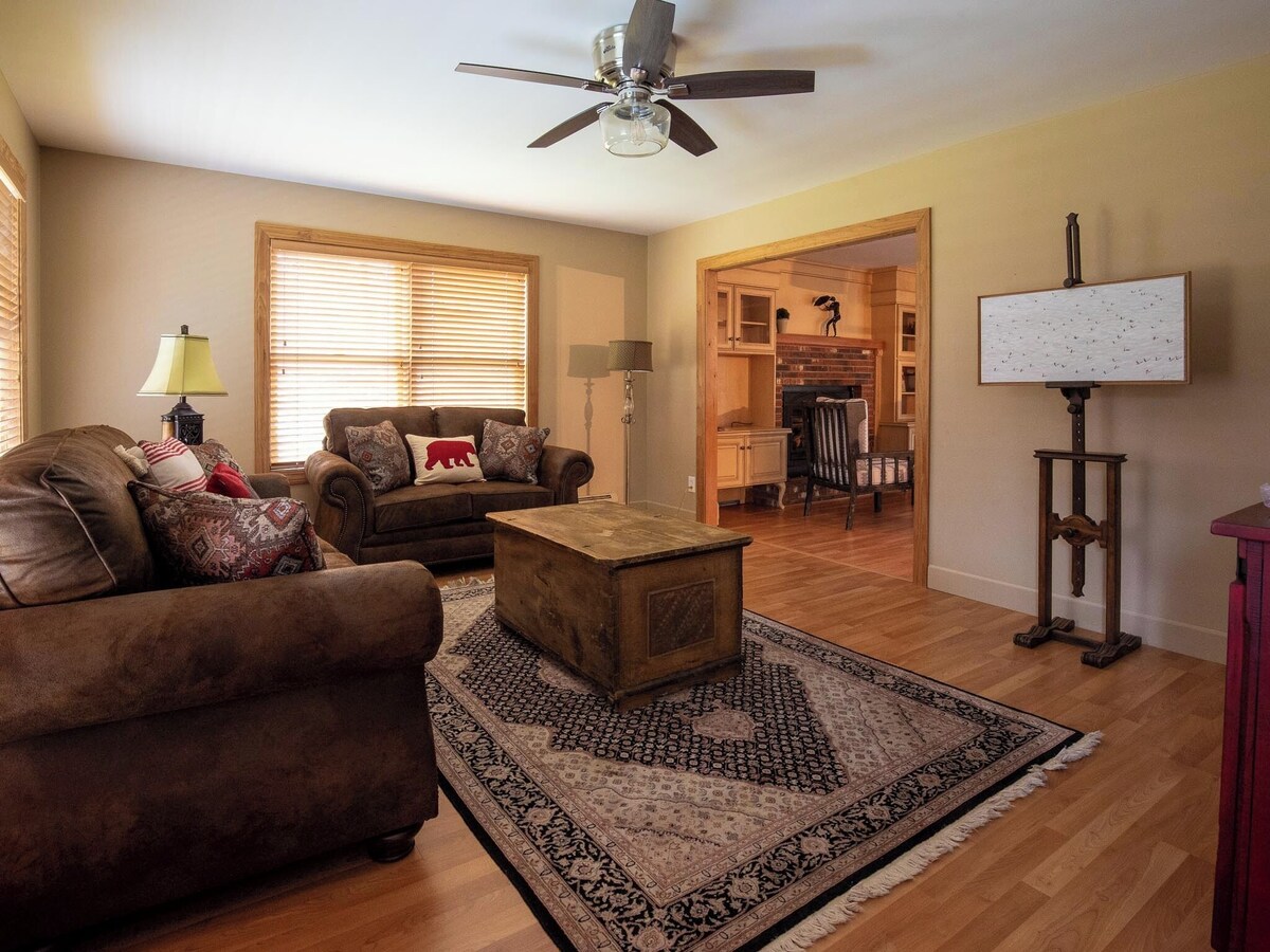 4 Bed 3 bath Manchester VT home on large lot quiet cul de sac 2.5 car garage!