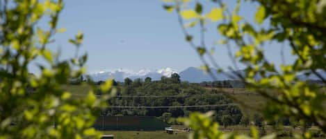 Depuis le village de gîtes, vue sur le panorama grandiose  du massif Pyrénéens, 