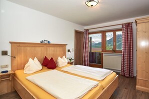 Ferienwohnung Jenner, 2-4 Personen, Infrarotkabine, 65 qm, Balkon mit Bergblick-Schlafzimmer 2 mit eigener DU/WC