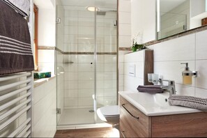Ferienwohnung Jenner, 2-4 Personen, Infrarotkabine, 65 qm, Balkon mit Bergblick-DU/WC von Schlafzimmer 1