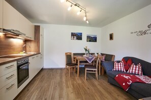 Ferienwohnung Jenner, 2-4 Personen, Infrarotkabine, 65 qm, Balkon mit Bergblick-Wohnküche mit Einbauküche/Spülmaschine