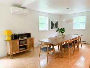 Dining room.