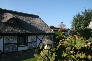 Aussicht auf den Kleinbauernhof und das traditionelle Hühner- und Entenhaus