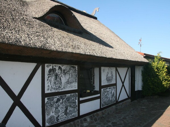 Aussicht auf den Kleinbauernhof und das traditionelle Hühner- und Entenhaus