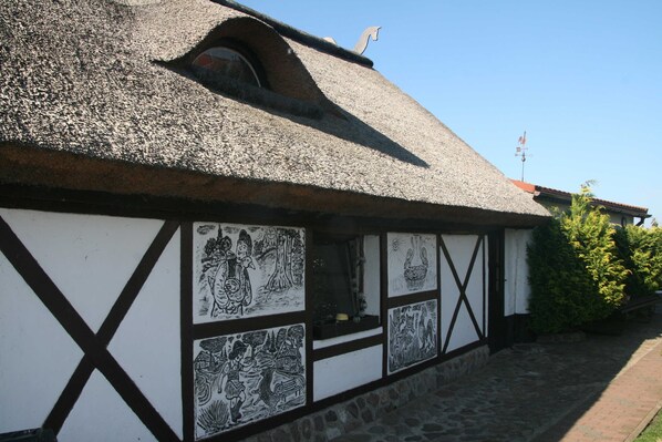 Aussicht auf den Kleinbauernhof und das traditionelle Hühner- und Entenhaus