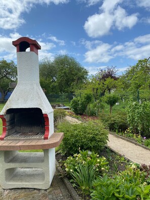 Garten mit Kamingrill