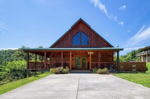 Pigeon Forge Cabin "The Bear Cubs" - Parking area