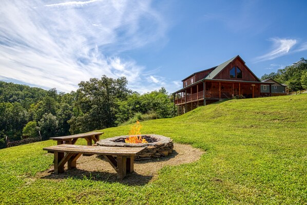 Pigeon Forge Cabin "The Bear Cubs" - Fire pit