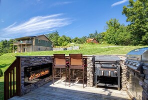 Smoky Mountain Cabin "The Bear Cubs" - Outdoor kitchen