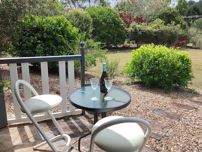 Lakeside Holiday Cottage, Yungaburra, cosy and private, sleeps up to 4 persons